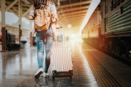 Frau mit Jetlag beim Reisen